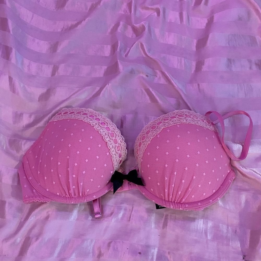 Pink and black VS bra <3